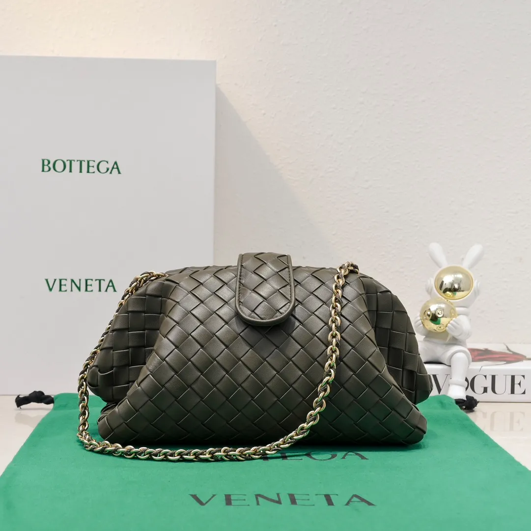 Batch 2260 Bitters Venetia 2024 summer series brings Lauren 1980 handbags back to the public eye. The design of the bag is inspired by ancient Roman architecture. It uses the brand's iconic Intrecciato lambskin woven bag body with a hard frame. No logo can be seen on the whole bag. It is equipped with a leather woven metal chain. When using it as a clutch, just put the chain directly in the bag ~ showing an elegant and timeless style. Decades later, when Lauren Hutton once again walked on the Bottega Venetia spring and summer show with this bag, the charm of the year still remains intact despite the passage of time. Size: 31.5*16.5*11 Style number: 5807#